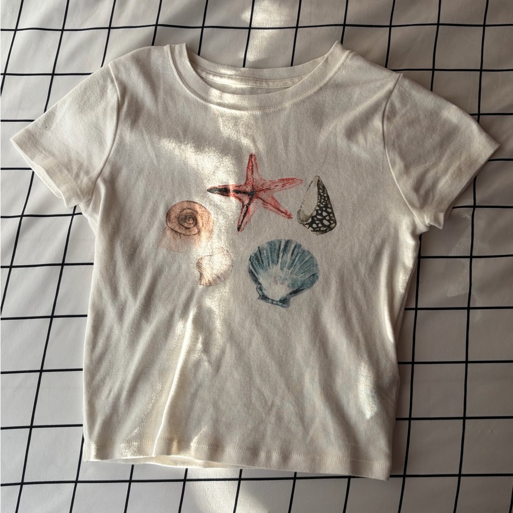 White Hollister Size XS Seashell Baby Tee, Short Sleeve.